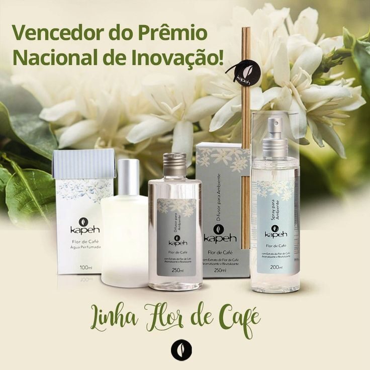 Flor do café: a fragrância premiada que conquistou o Brasil 1 Frasco do perfume da flor do café da Kapeh cercado por flores brancas, representando o frescor e a brasilidade da fragrância.