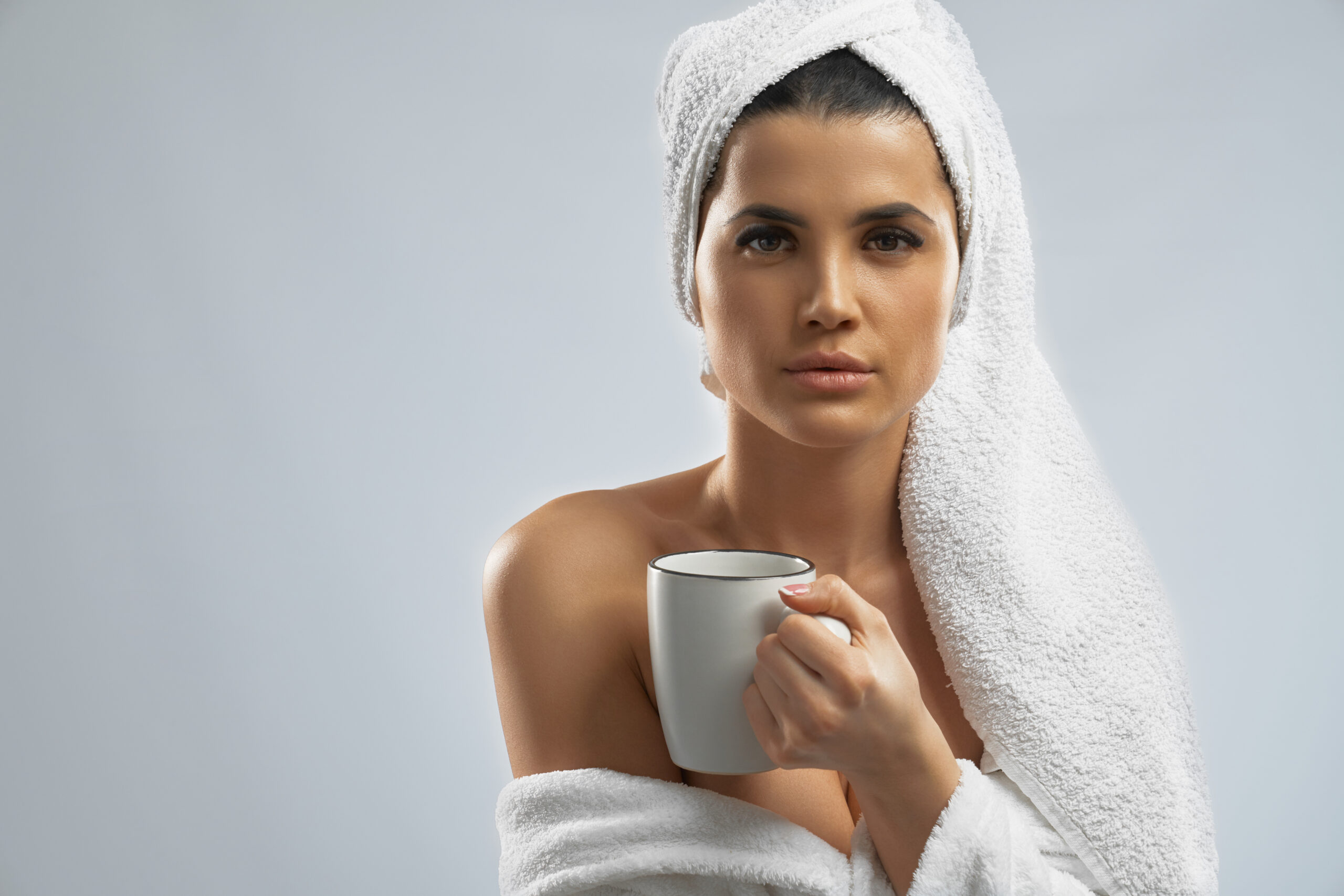 Chá de folhas de café da Kapeh servido em xícara com vapor aromático