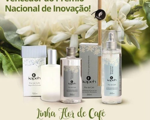 Frasco do perfume da flor do café da Kapeh cercado por flores brancas, representando o frescor e a brasilidade da fragrância.